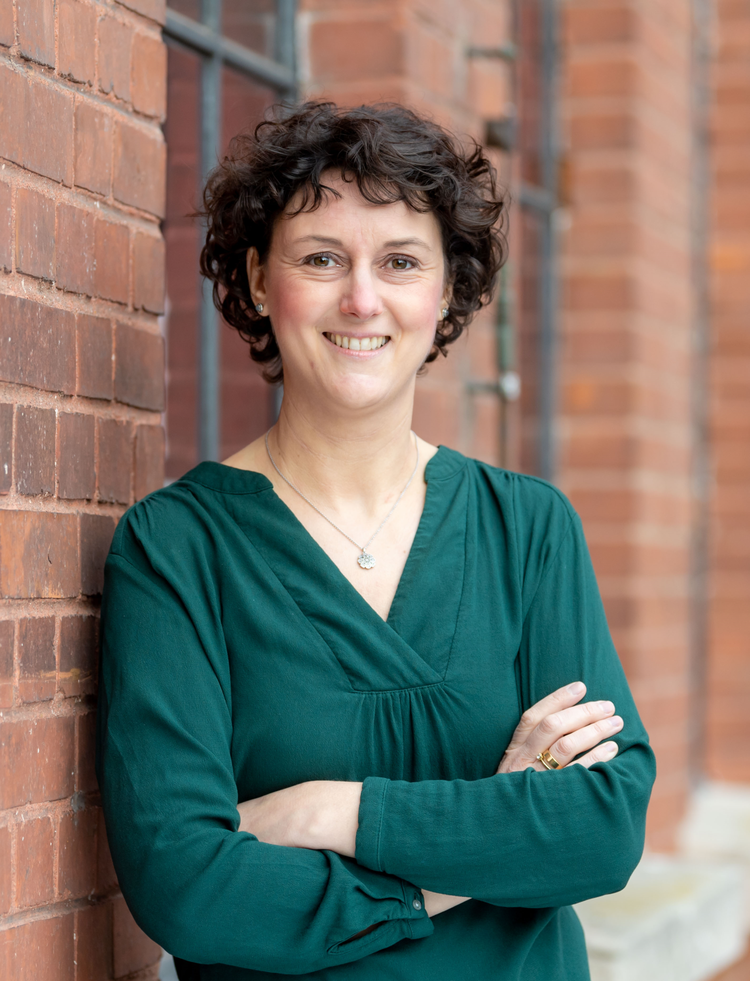 Heidrun Stollberg vor einer Mauer