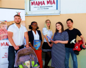 Team von Mama Mia mit Kinderwagen und Bobbycar