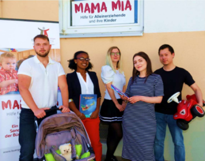 Team von Mama Mia mit Kinderwagen und Bobbycar